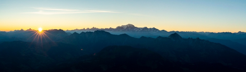Levé de soleil à gauche du Mont Blanc depuis le sommet de la Tournette (Haute Savoie)