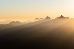 Le soleil joue avec les montagnes et un léger voile (de brume ou de pollution ?)