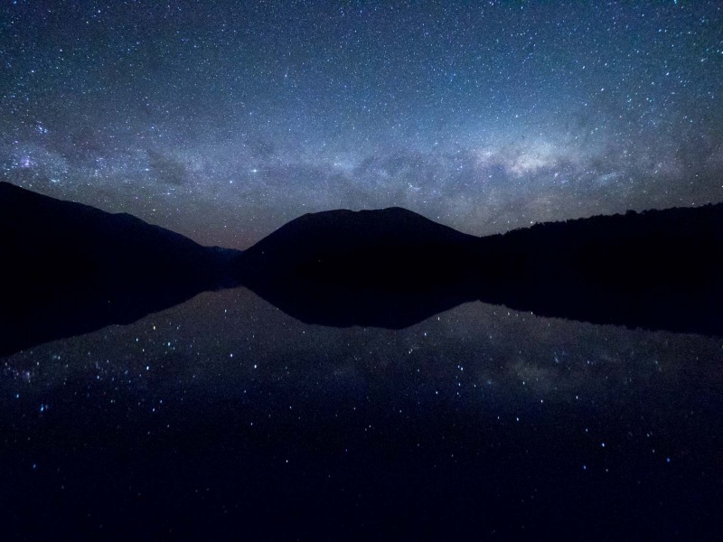 (Aparté, c'est un de mes clichés dont je suis le plus fier en Voie lactée. Je l'ai vendu en tableau sur commande suite à mon vernissage de l'expo. C'est aussi une chose que j'aimerai parlé sur mon fb.) Photo prise lors de mon dernier mois en NZ, au lac Nelson Lake, south Island. C'est la fin de la saison de la Voie Lactée, elle se couche à l'horizon. J'ai profité de cette nuit calme pour aller voir ce ciel "martelé" (*mot à changer) d'étoiles. Par chance le lac était d'un calme. J'ai donc pu obtenir un bel effet miroir avec les ombres chinoises du terrain environnant. Un moment magique que je n'oublierai jamais surtout gràce à ce cliché